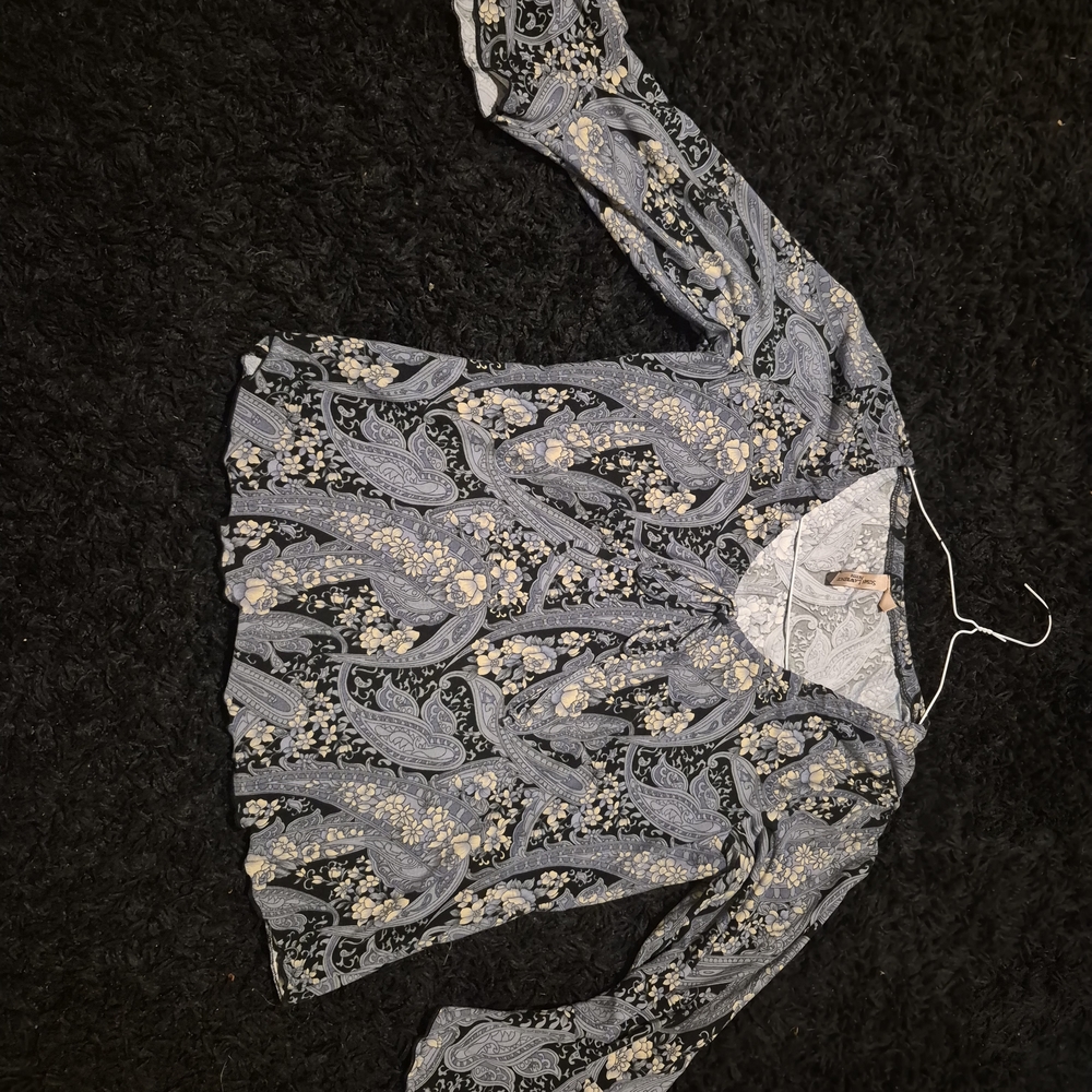 Susan Lawrence Black Paisley & Cream Floral V-Neck Blouse